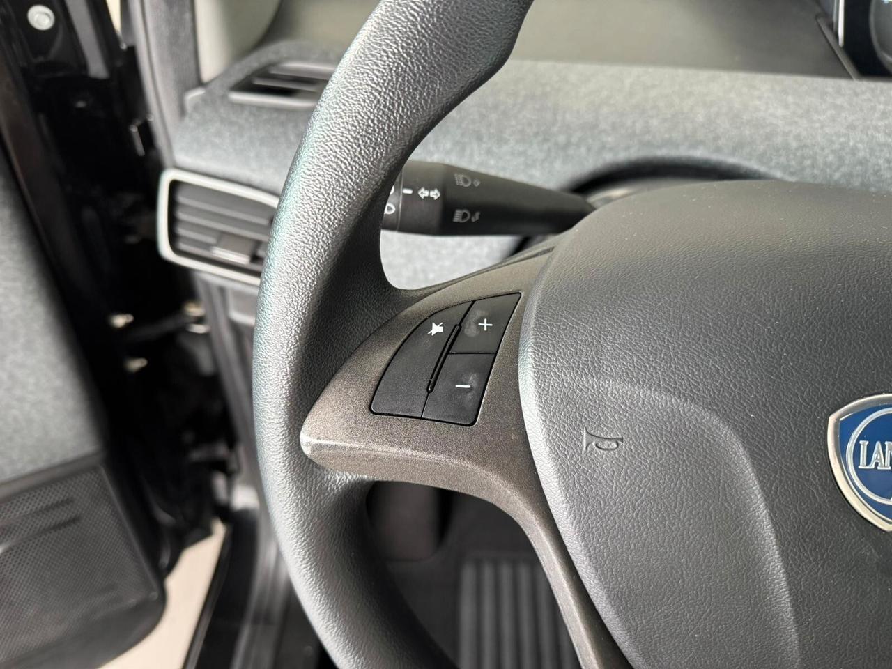 Lancia Ypsilon 1.0 FireFly 5 porte S&S Hybrid Silver