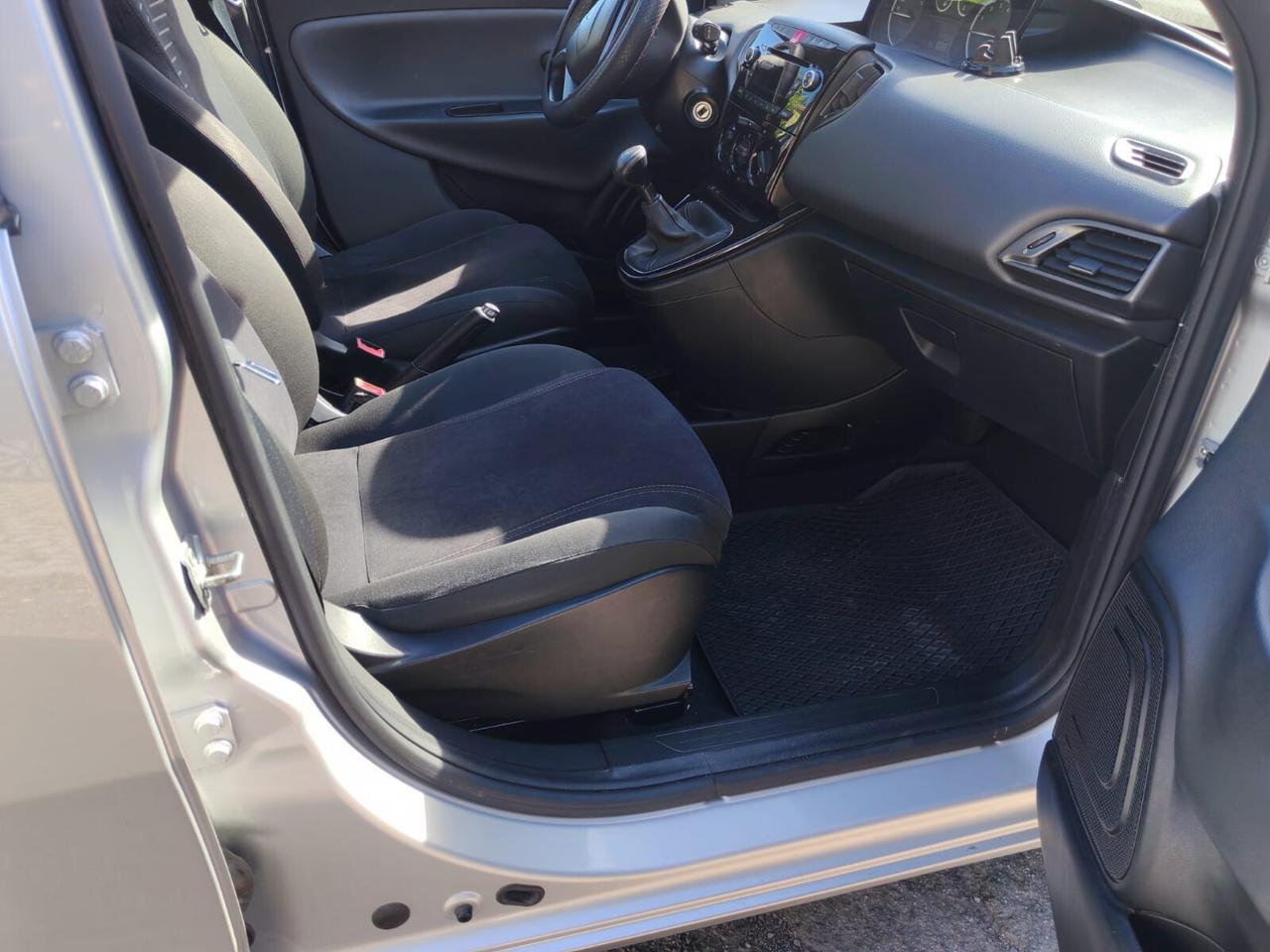 Lancia Ypsilon 0.9 TwinAir 85 CV 5 porte S&S DFN Platinum