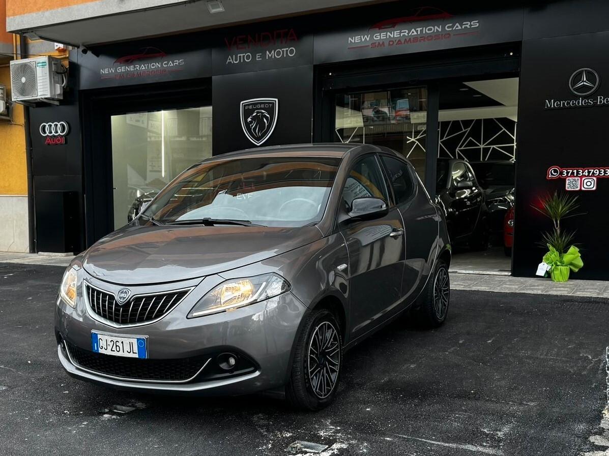 Lancia Ypsilon 1.0 FireFly 5 porte S&S Hybrid Ecochic Silver