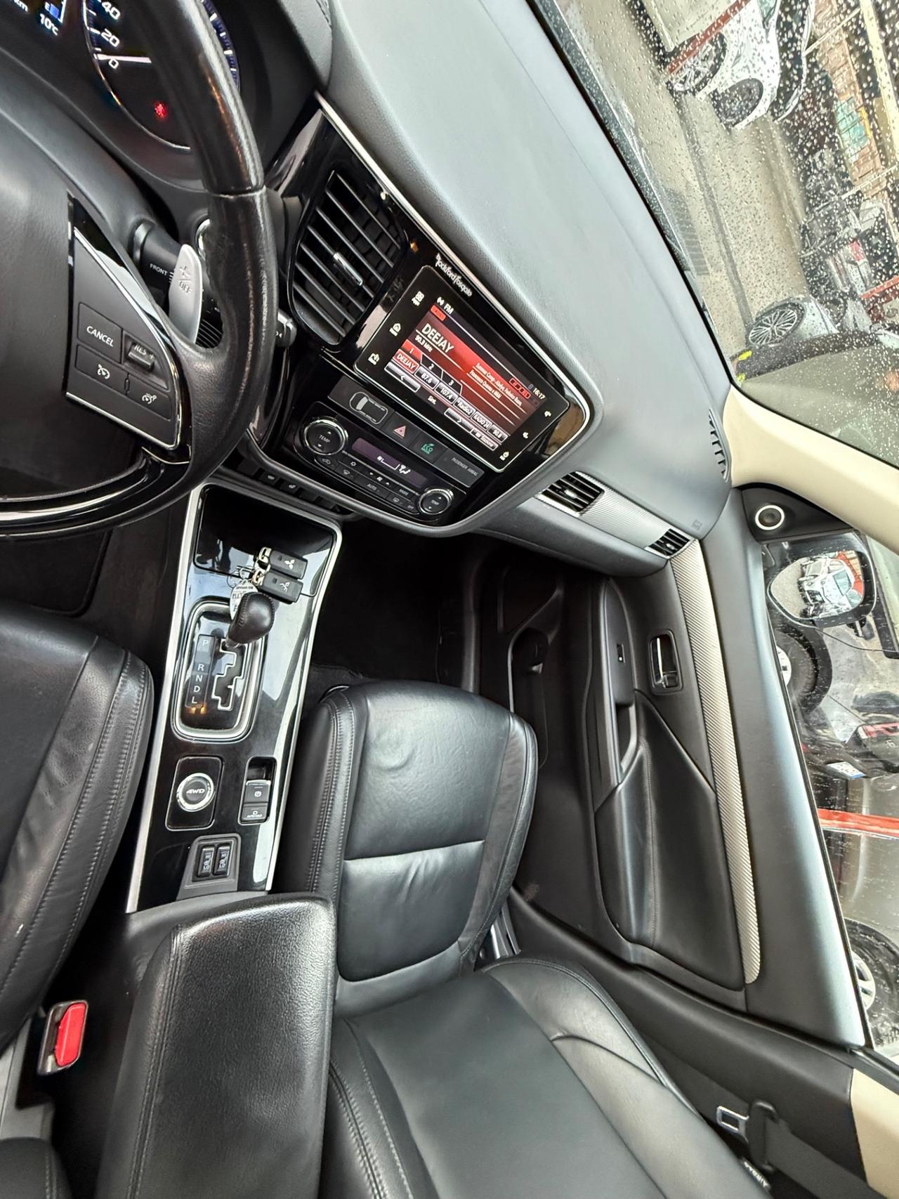 Outlander 2.2 DI-D 4x4-Instyle -7 posti-unipro-rate-E6