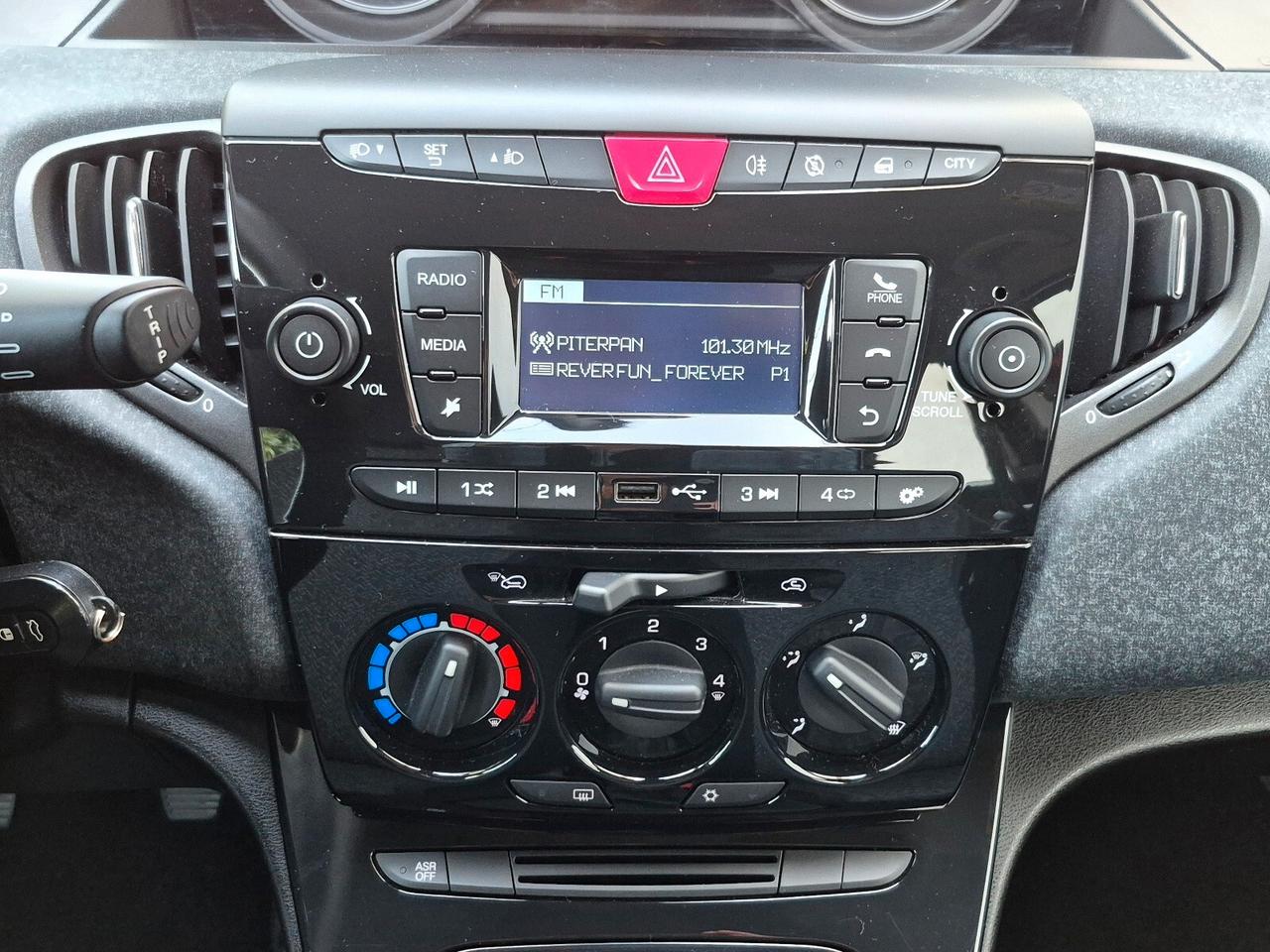 Lancia Ypsilon 1.0 FireFly Hybrid Silver