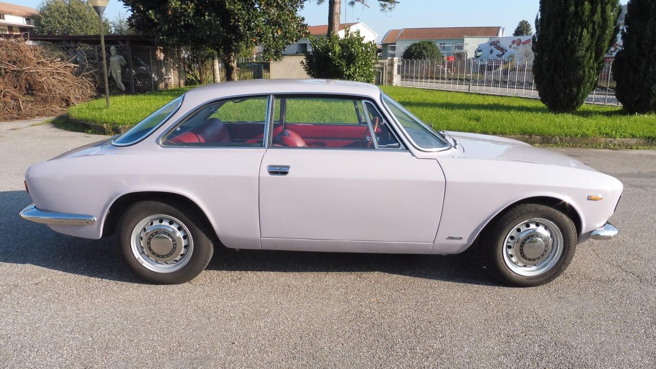 Alfa Romeo GT 1300 junior scalino