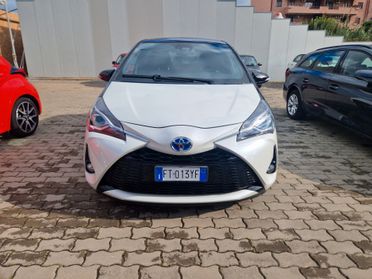 Toyota Yaris hybrid black & white