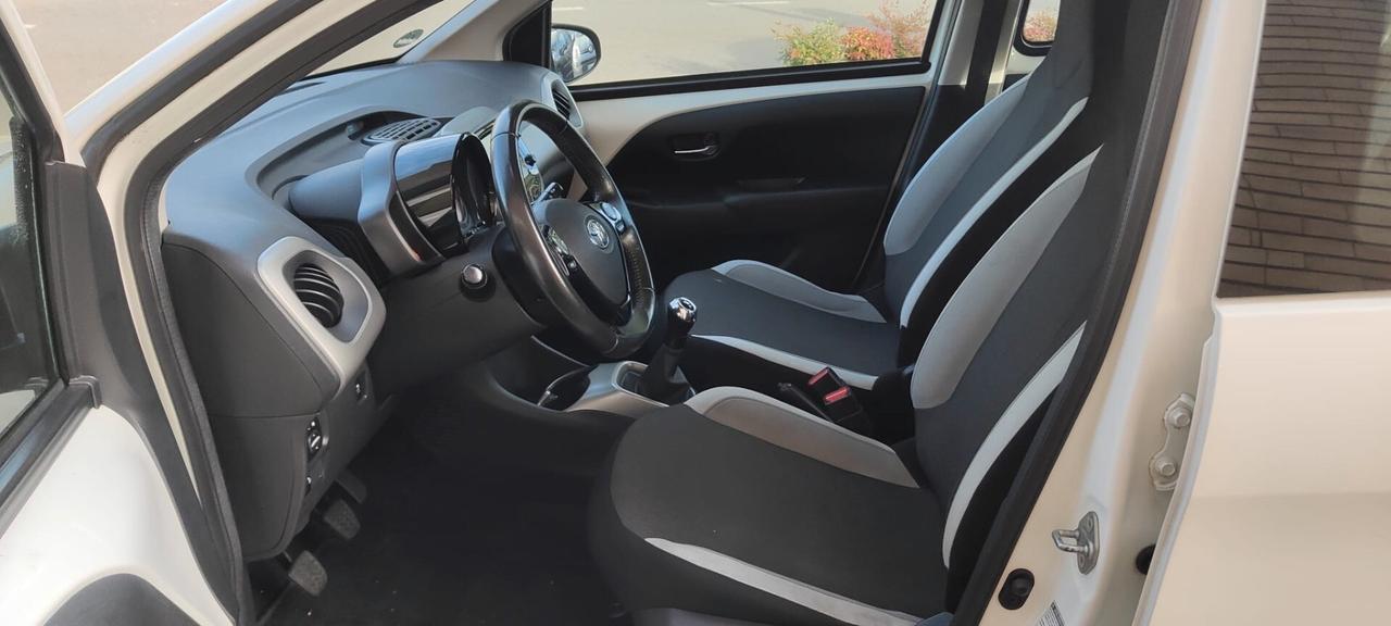 Toyota Aygo 1.0 VVT-i 69 CV 5 porte x-play TSS