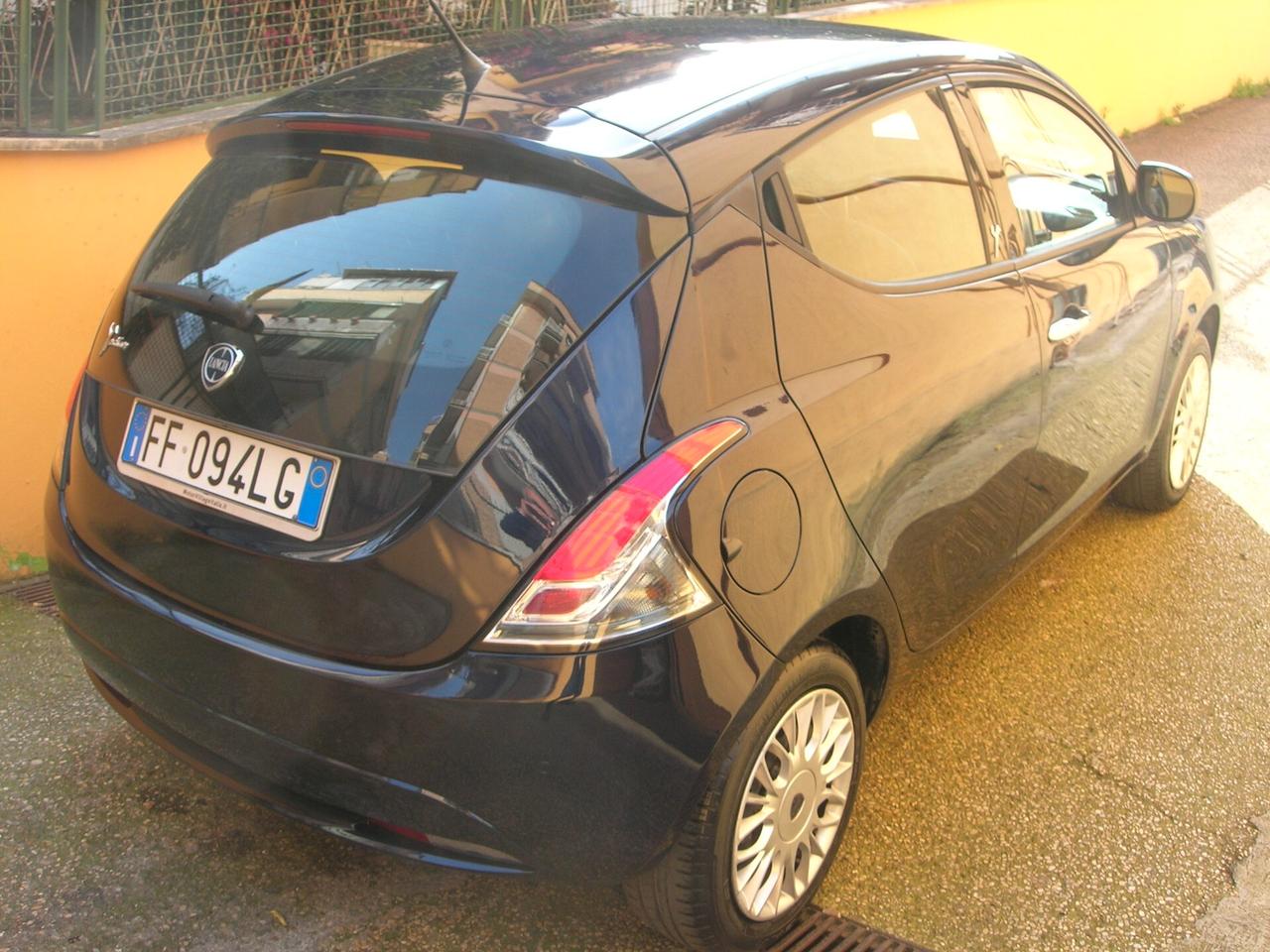 Lancia Ypsilon 1.2 69 CV 5 porte Silver