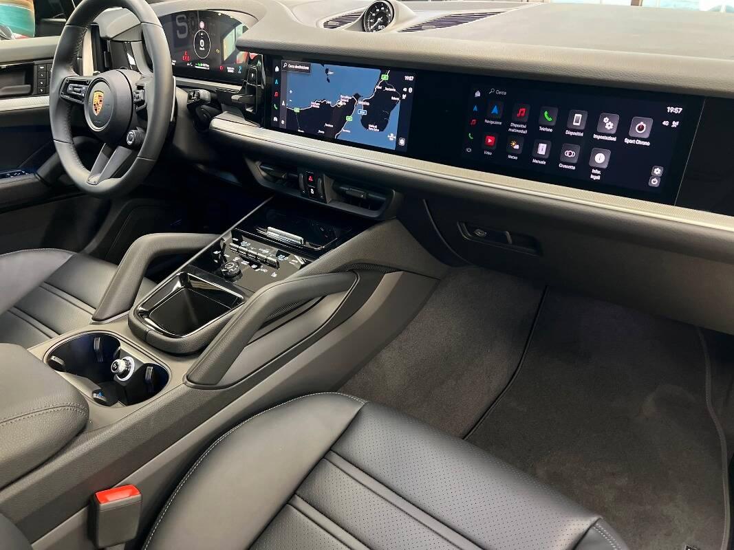 Porsche Cayenne Coupe Coupe e-hybrid Face lift 2024 auto nuova
