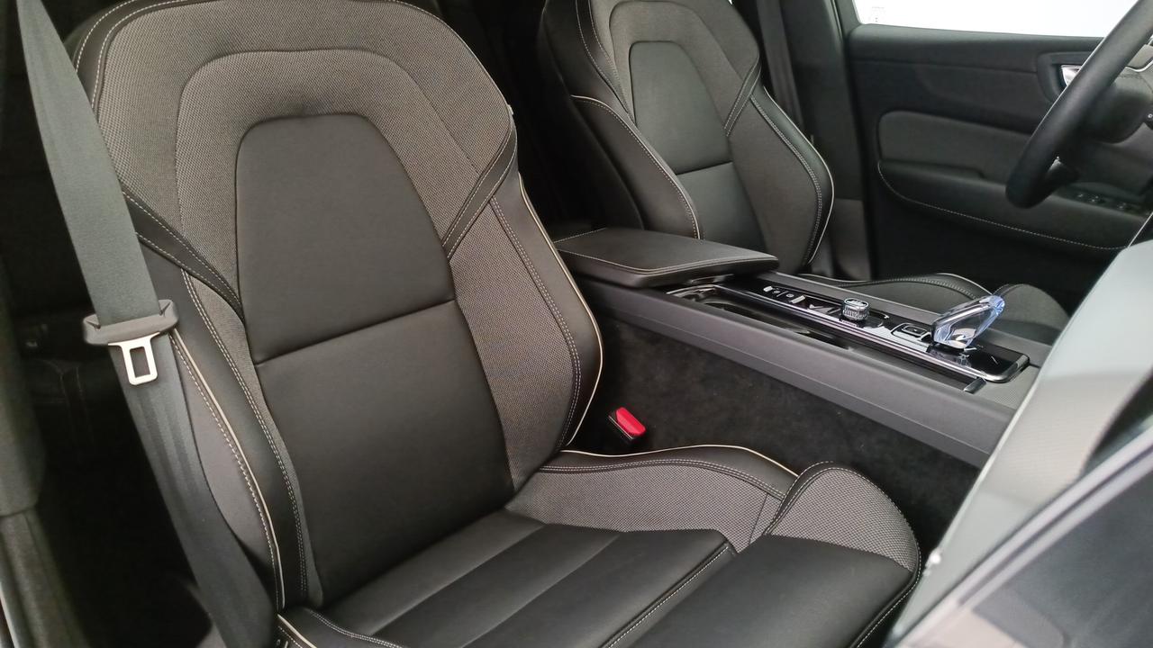 VOLVO XC60 2.0 b4 Plus Dark auto