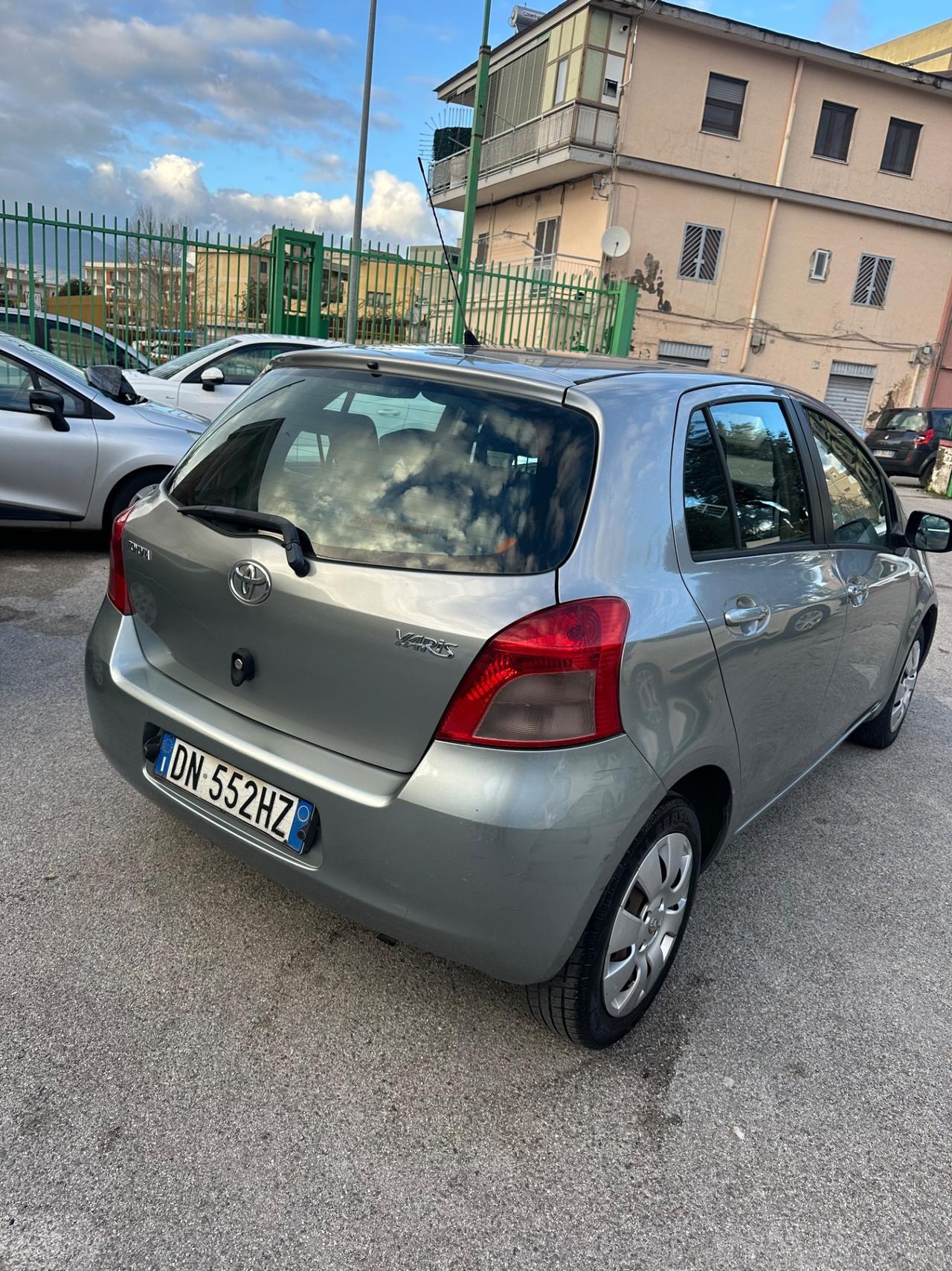 Toyota Yaris 1.0 5 porte