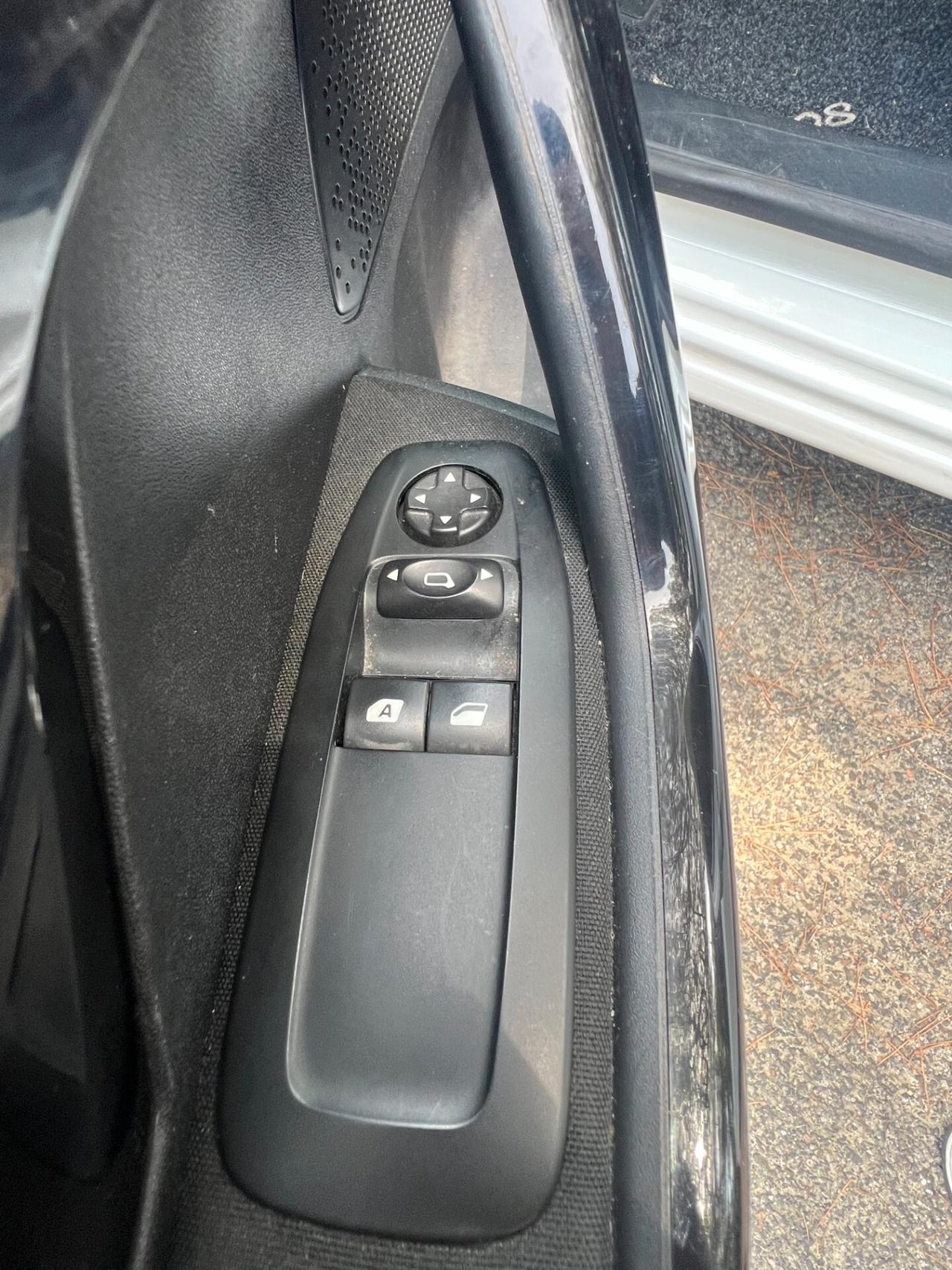 Peugeot 208 1.4 HDi 68 CV 5 porte Allure