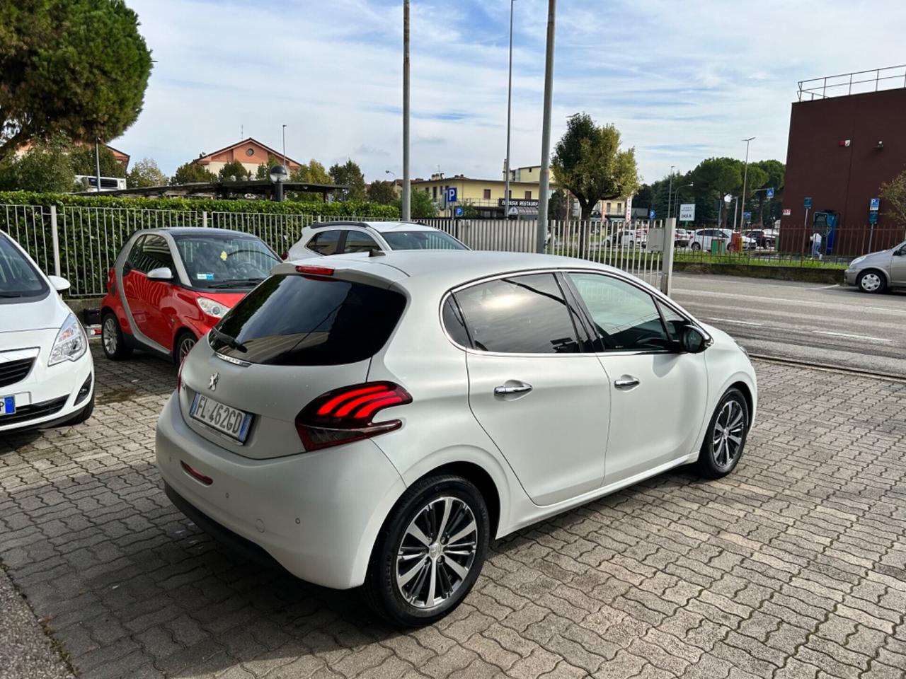 Peugeot 208 1.6 BlueHDi CV75 BIANCO OPACO Allure