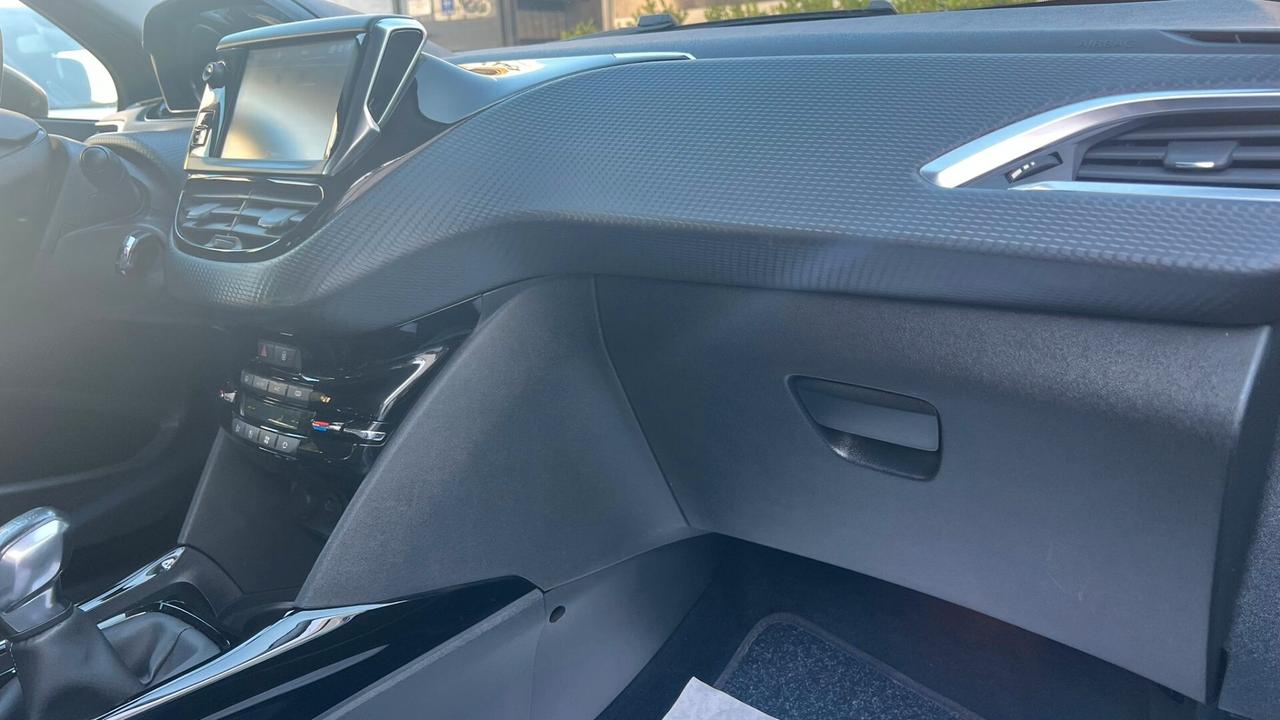 Peugeot 2008 BlueHDi 100 Allure Navi+Retrocamera