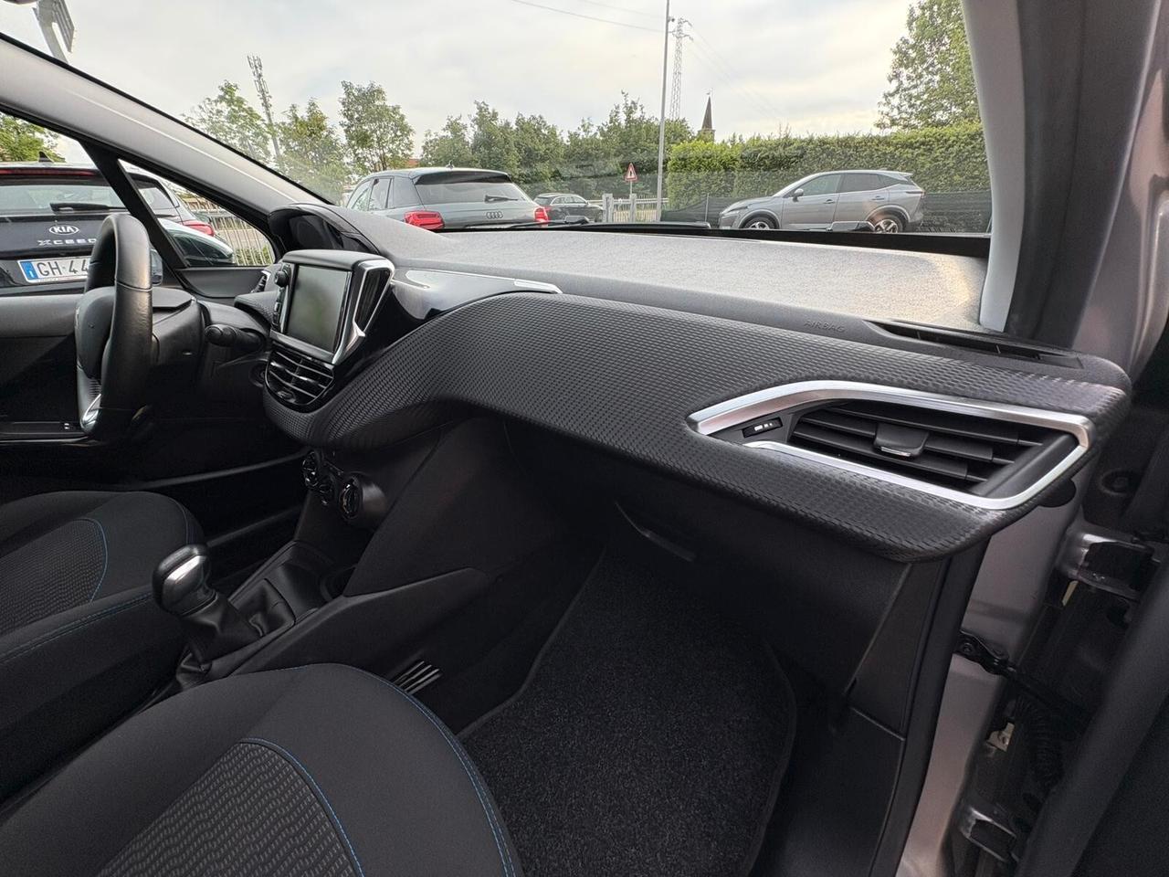 PEUGEOT 208 1.2 BENZ KM 49.066 SI A NEOPATENTATI