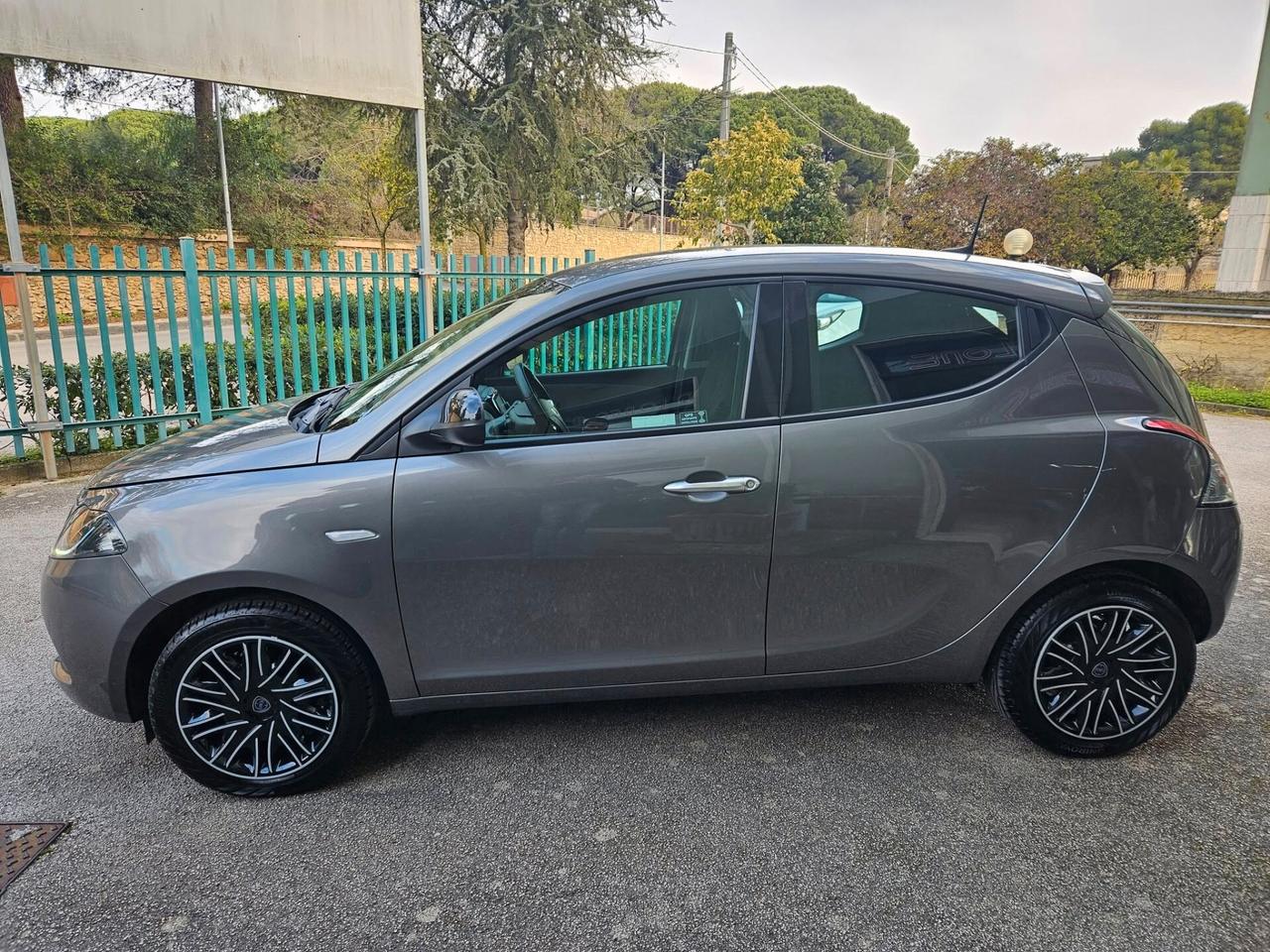 Lancia Ypsilon 1.0 FireFly 5 porte S&S Hybryd Gold