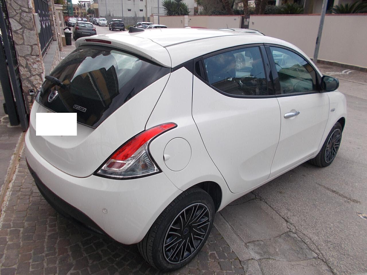 Lancia Ypsilon 1.0 FireFly 5 porte S&S Hybryd Gold