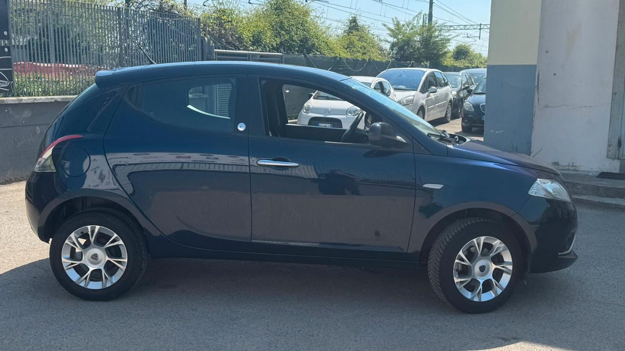 Lancia Ypsilon 0.9 TwinAir 85 CV 5 porte Metano Ecochic Platinum