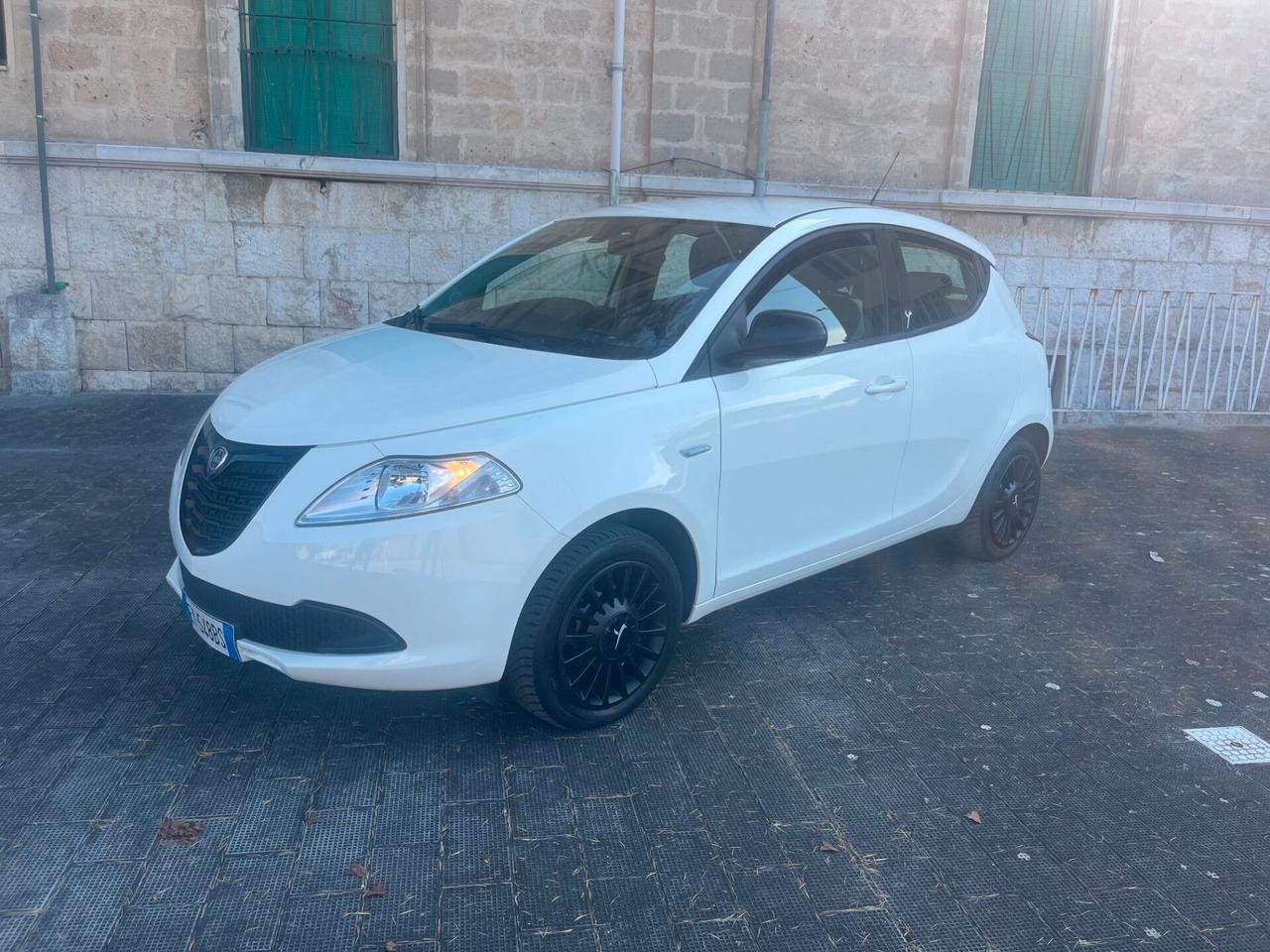 Lancia Ypsilon 1.2 69 CV 5 porte X NeoPatentati