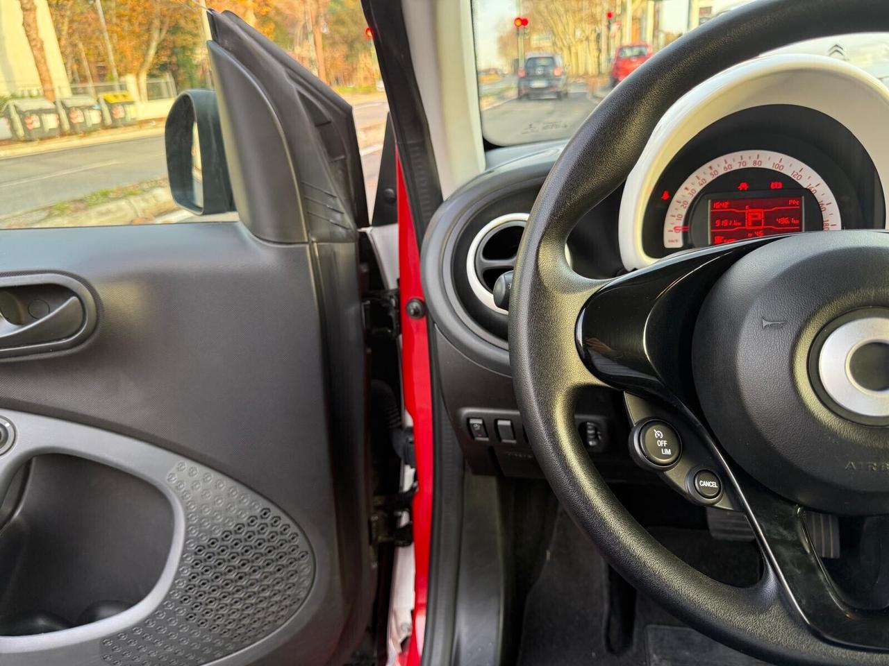 Smart ForTwo 1.0 71cv Coupe Clima cambio Auto fari nuovi