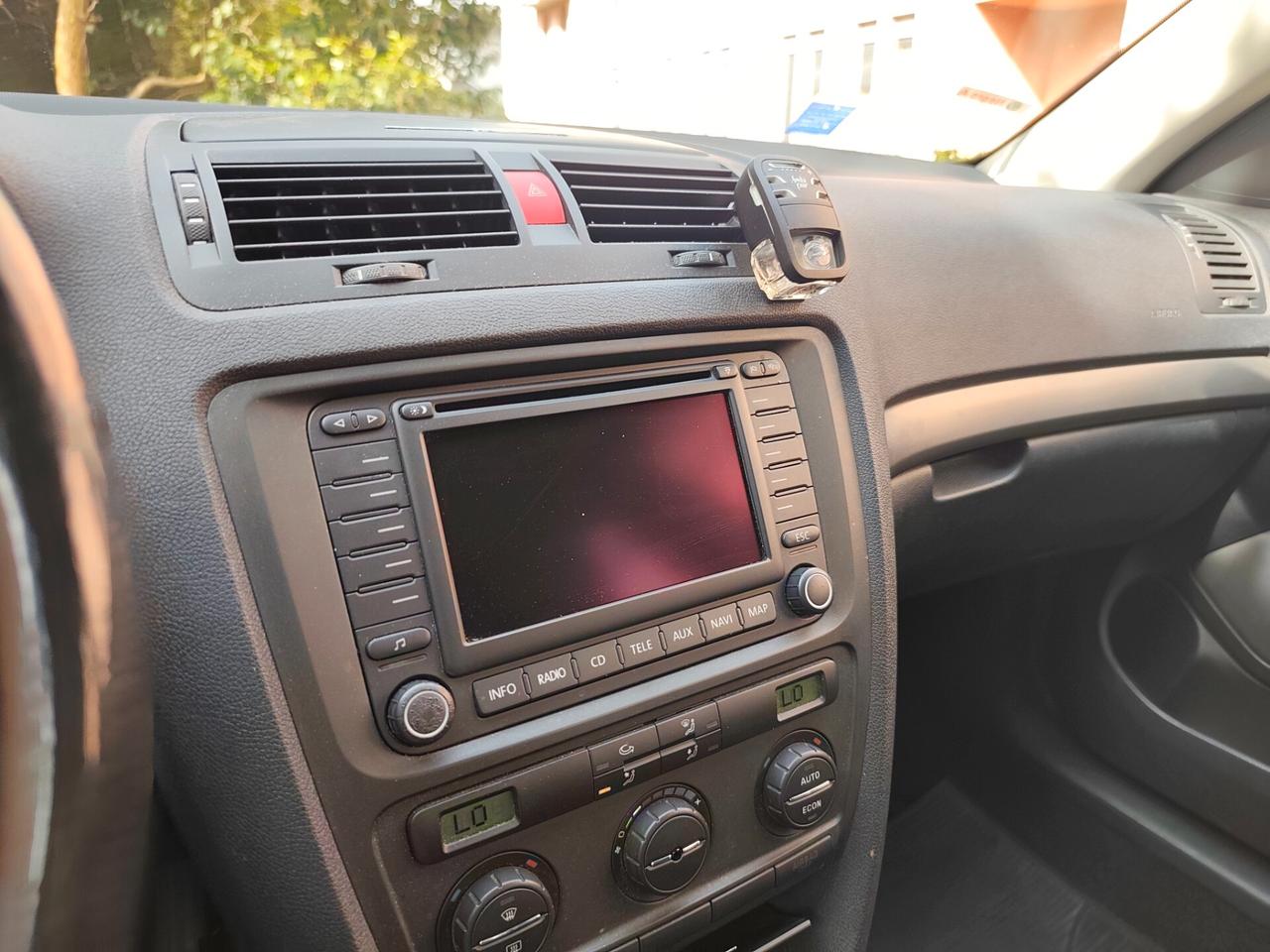 Skoda Octavia 1.6 Benz berlina Elegance