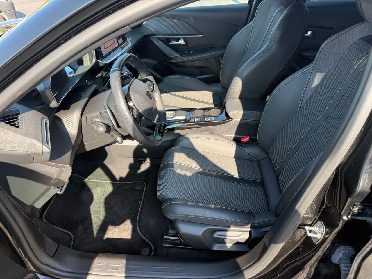 Peugeot 208 Hybrid 145 e-DCS6 GT Nero Perla