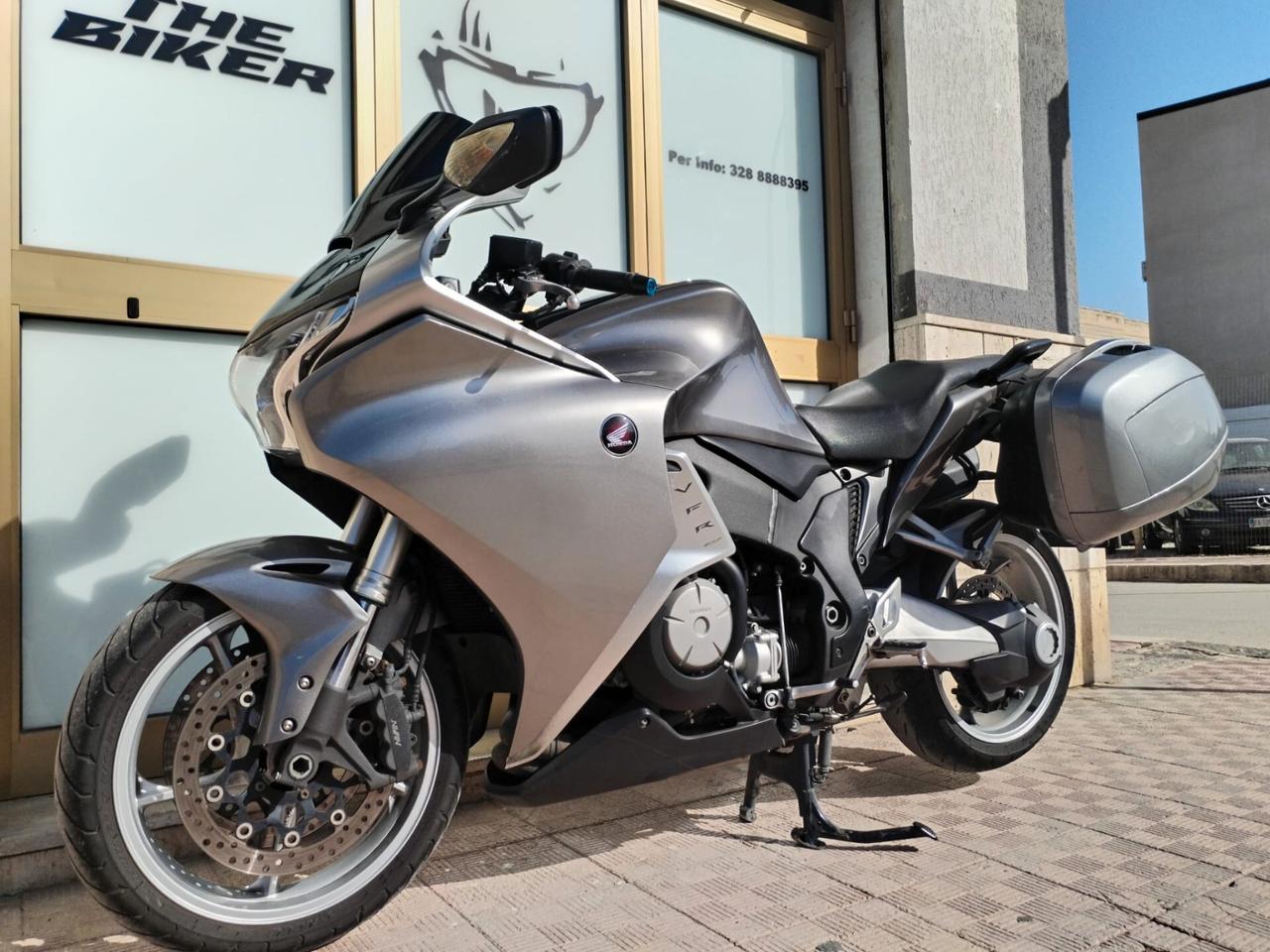 Honda VFR 1200 F V4 173 CV granturismo