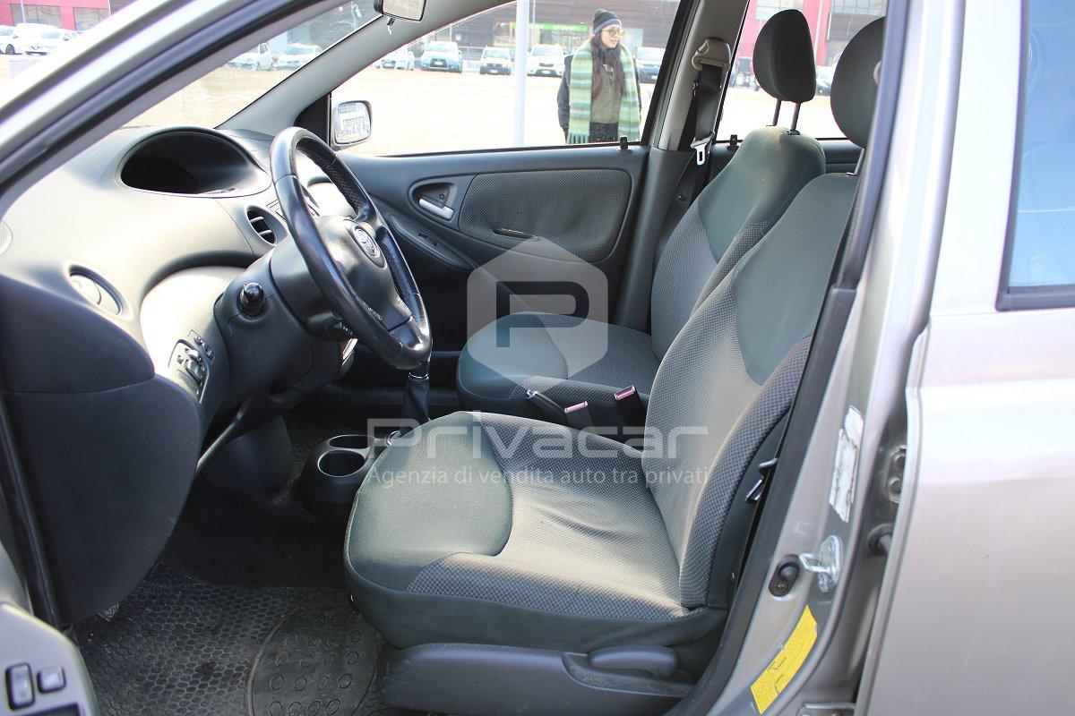 TOYOTA Yaris 1.3i 16V cat 5 porte Sol