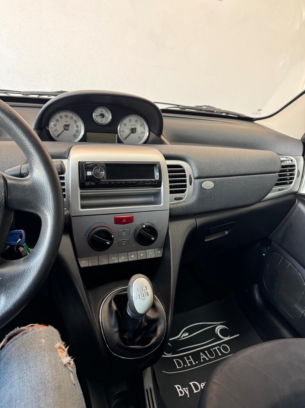 Lancia Ypsilon 1.2 69 CV Unyca