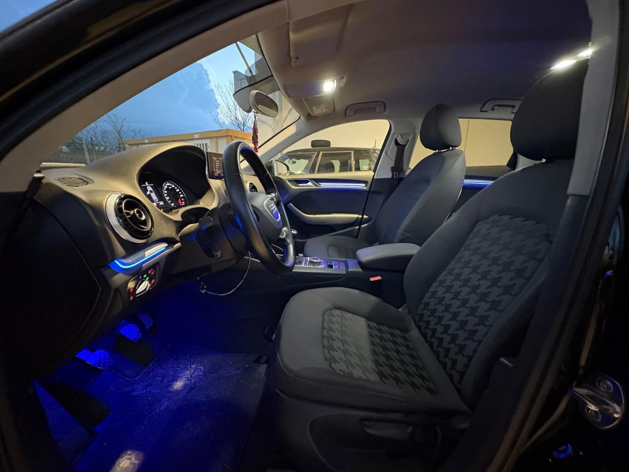 Audi A3 1.6 TDI ultra Attraction LED INTERNI E 18