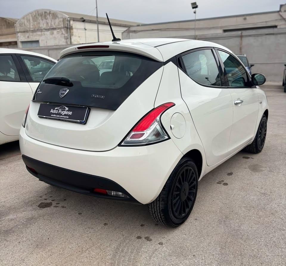 Lancia Ypsilon 1.0 FireFly 5 porte S&S Hybrid Silver