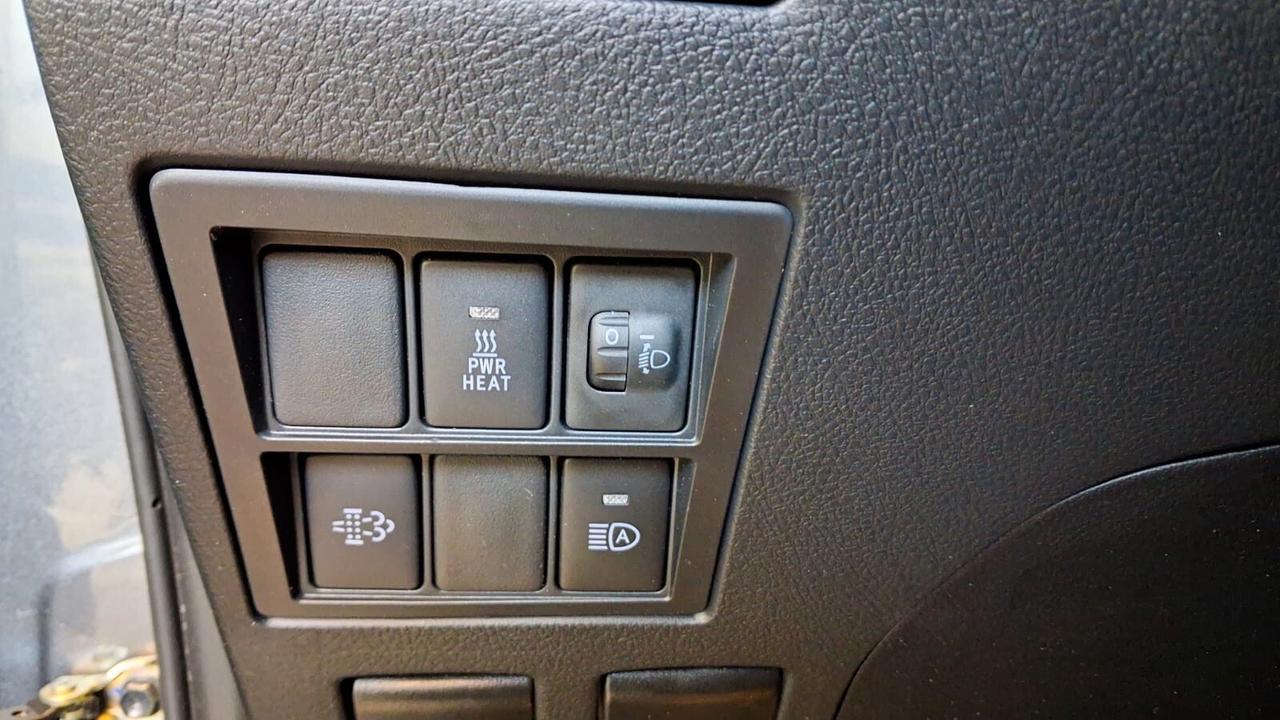 Toyota Hilux 2.4 D-4D A/T 4WD 4 porte Double Cab Lounge Iva esclusa
