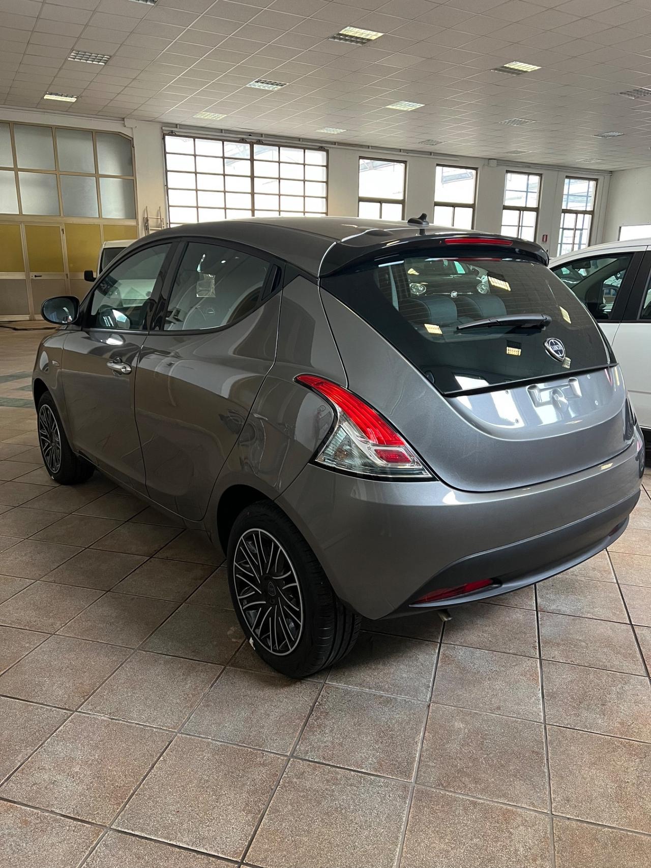 Lancia Ypsilon 1.0 FireFly 5 porte S&S Hybrid Ecochic Silver