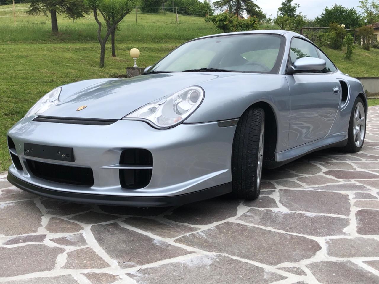 Porsche 911 Turbo cat Coupé, 11950km, Polar Silber-pelle estesa Blu Metropoli