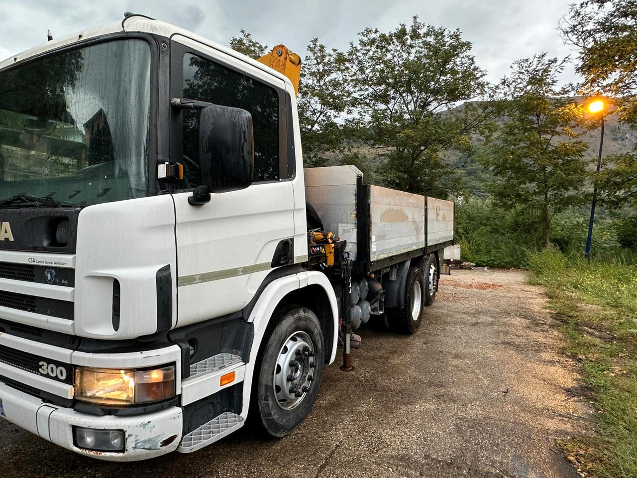 Scania 94 D 300 Cassonato con gru