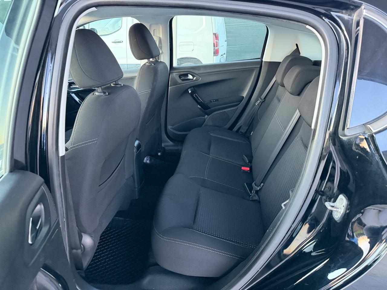 Peugeot 208 PureTech 82 5p. GPL Allure