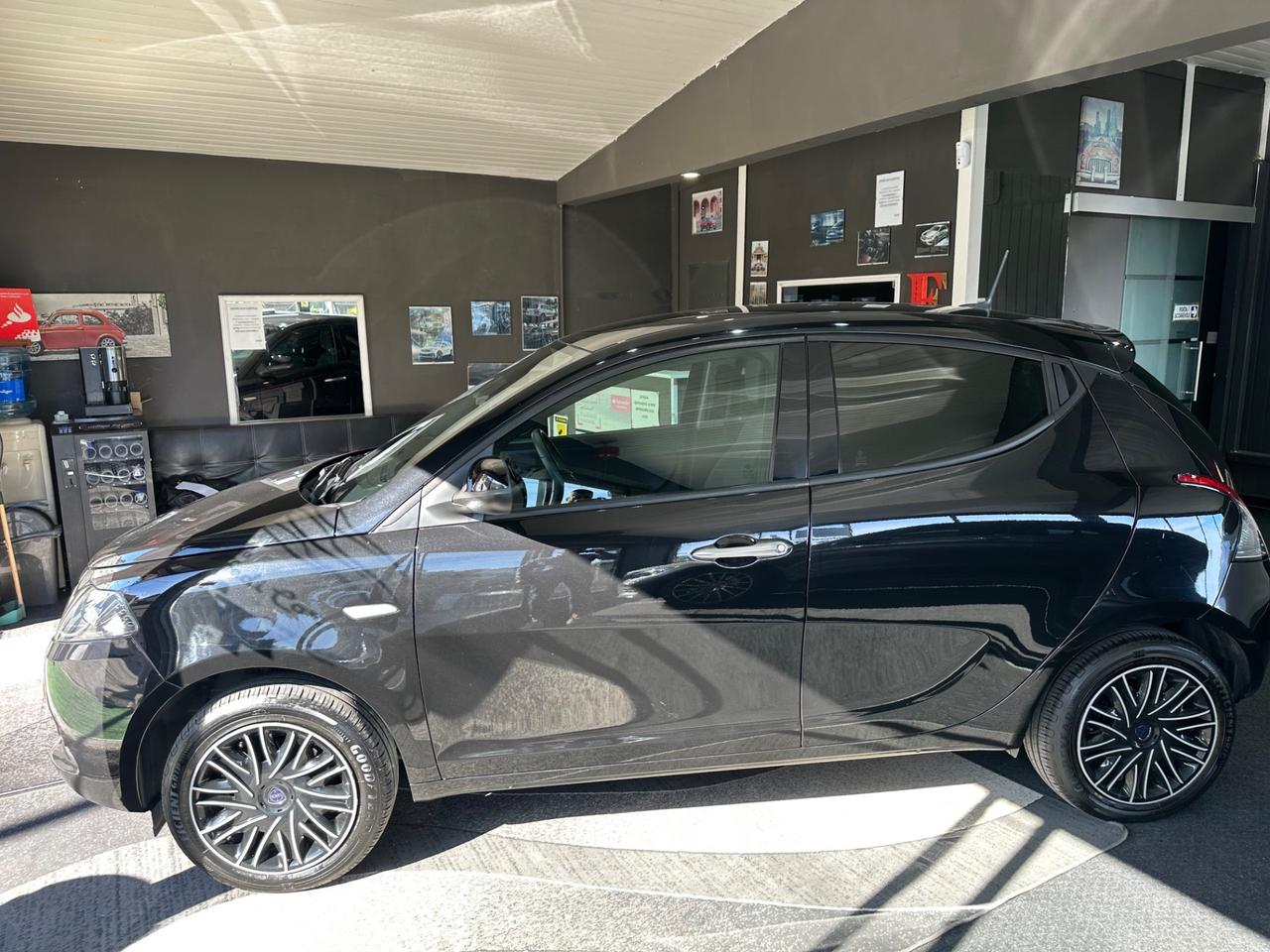 Lancia Ypsilon 1.0 FireFly 5 porte S&S Hybrid Platino