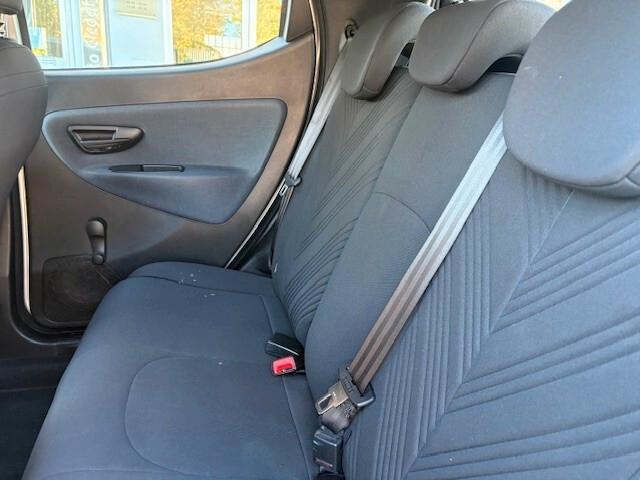 Lancia Ypsilon 1.0 FireFly 5 porte S&S Hybrid Ecochic Silver