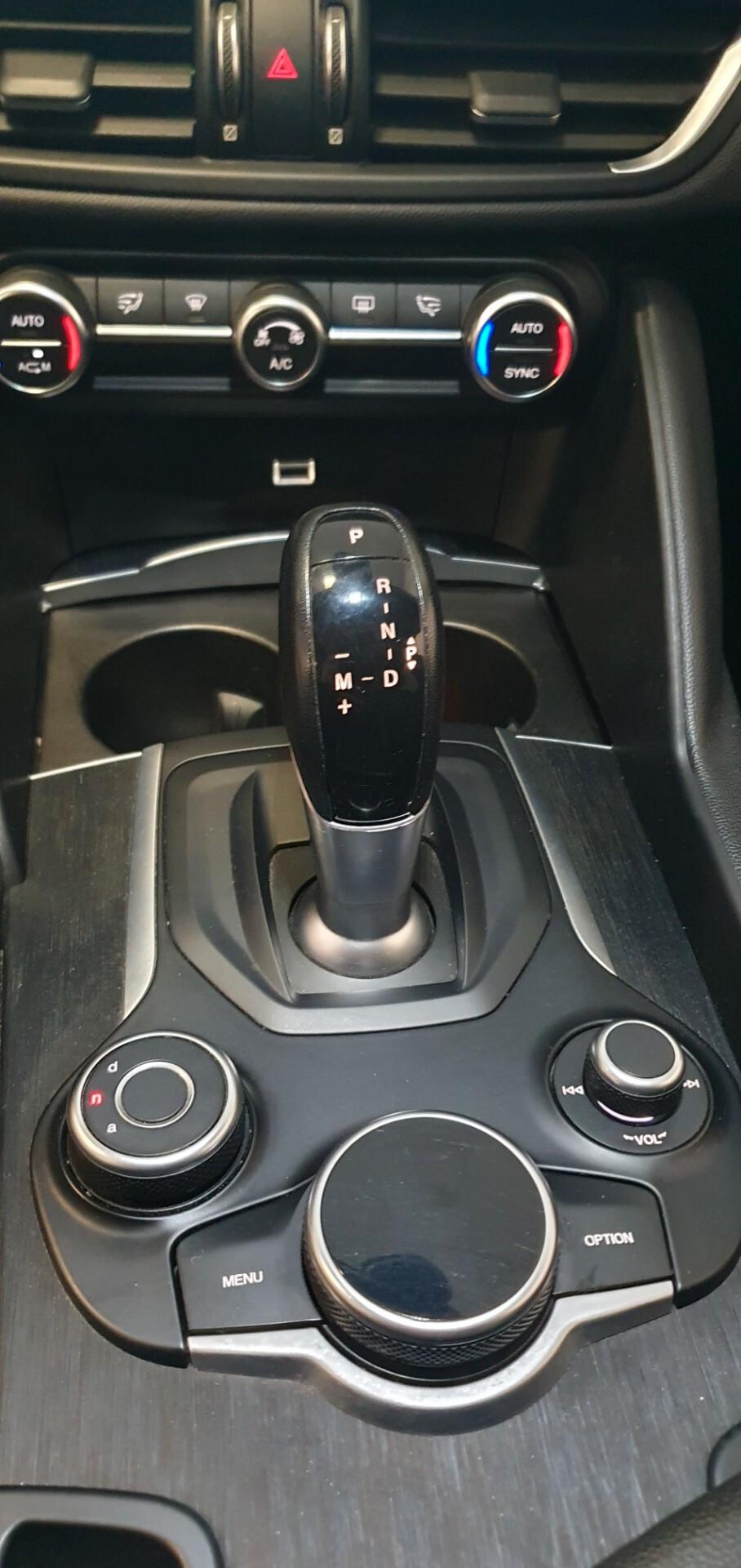 Alfa Romeo Giulia 2.2 JTDM 160 CV B-Tech doppio tetto apribile