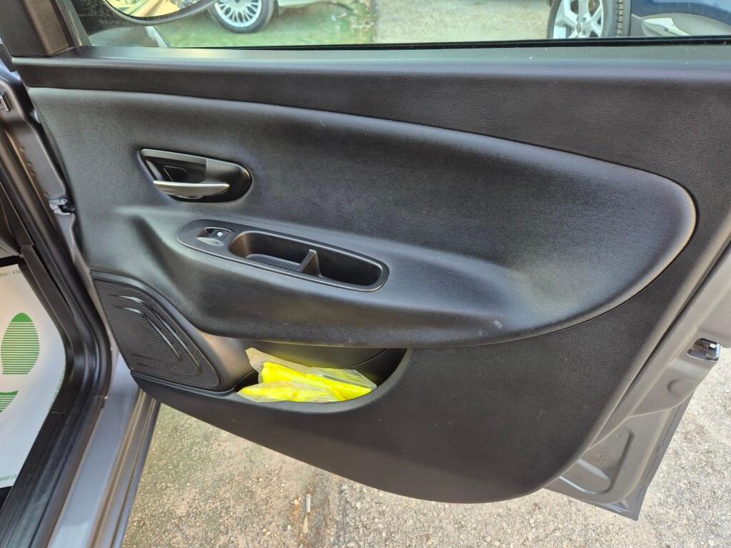 Lancia Ypsilon 1.0 Hybrid Ecochic Gold