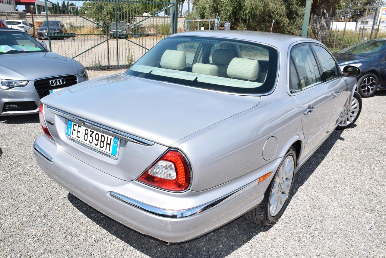 Jaguar XJ 4.2 V8 298CV AUT. NAVI PELLE SENSORI CRUISE BT Executive