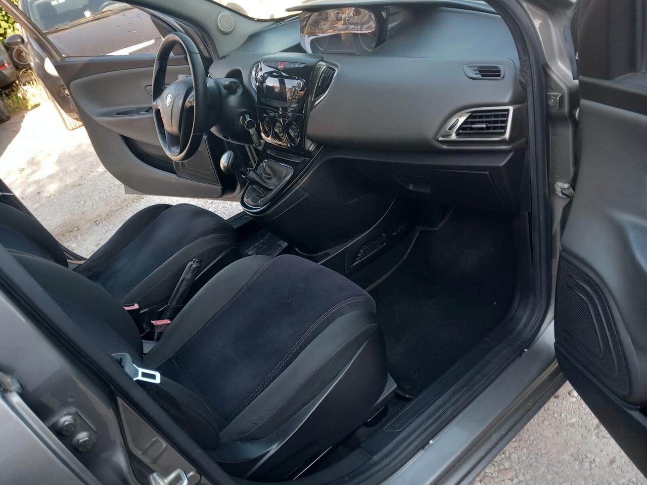 Lancia Ypsilon 1.3 MJT 75 CV Unyca