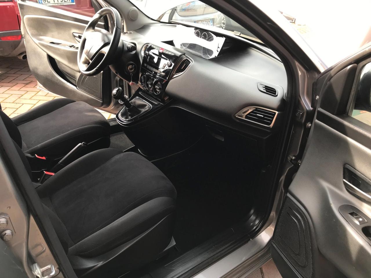 Lancia Ypsilon 0.9 TwinAir 85 CV 5 porte Metano Ecochic Silver