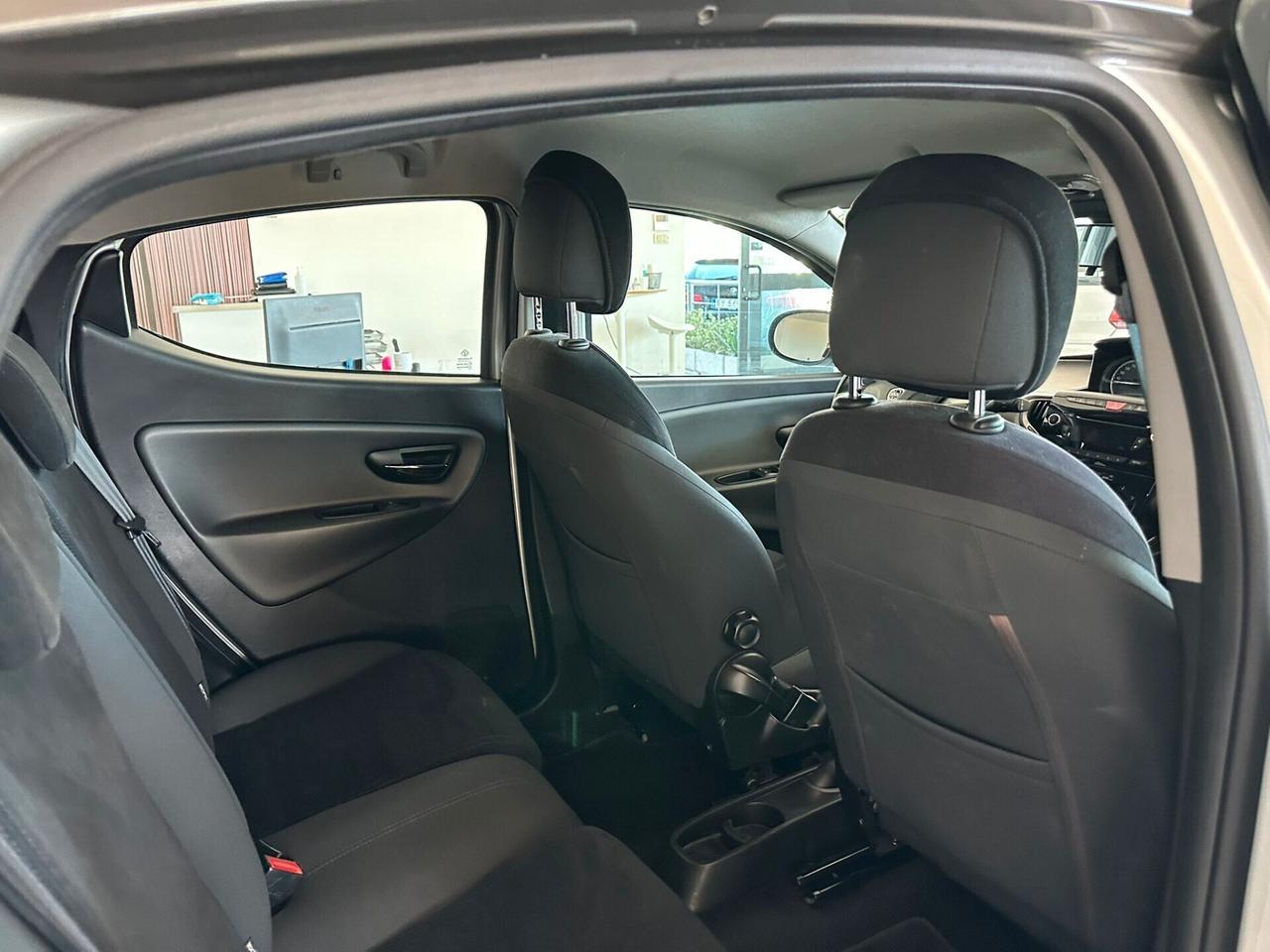 Lancia Ypsilon 1.3 MJT 16V 95 CV 5 porte S&S Platinum NEOPATENTATI