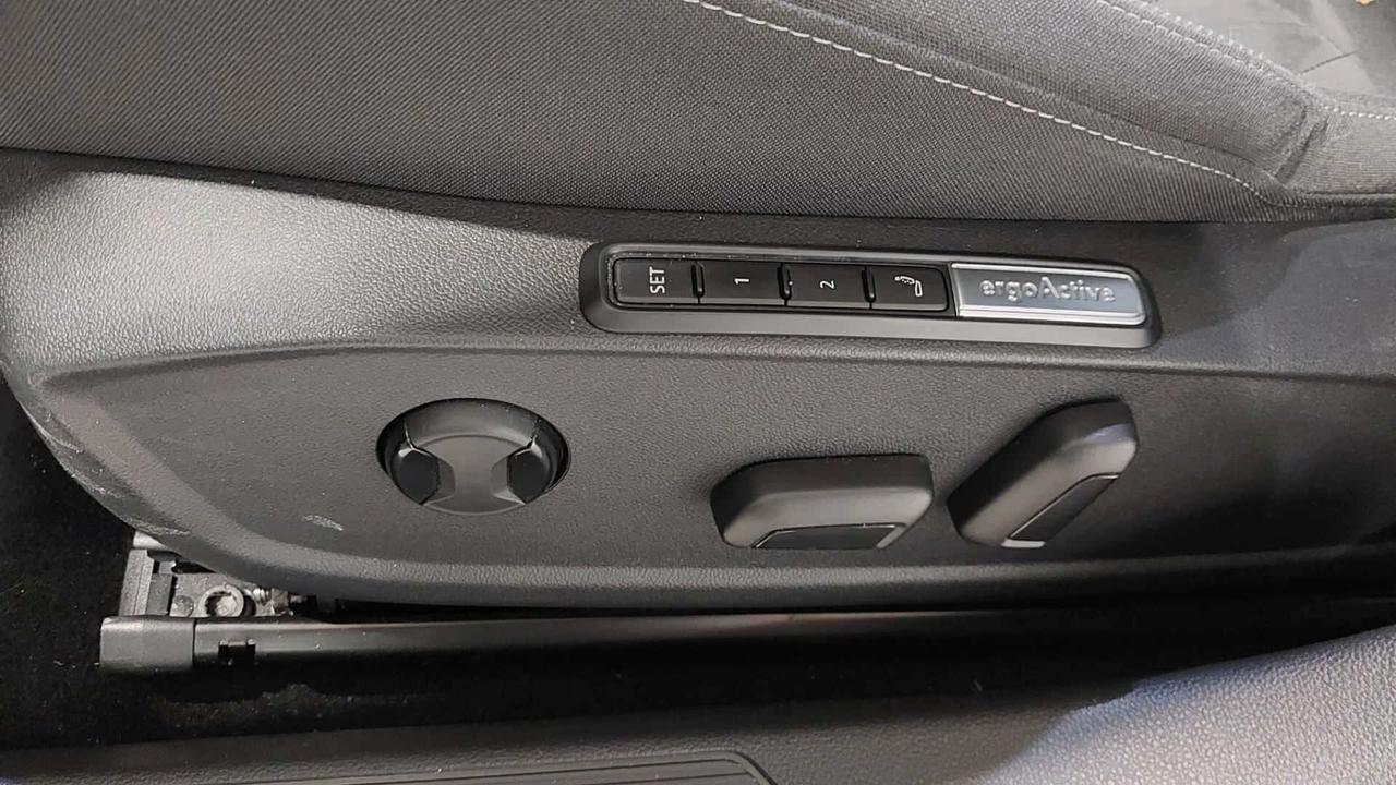 Volkswagen Golf 1.5 TGI DSG_NAVI_R18_CAMERA_MASSAGGIO