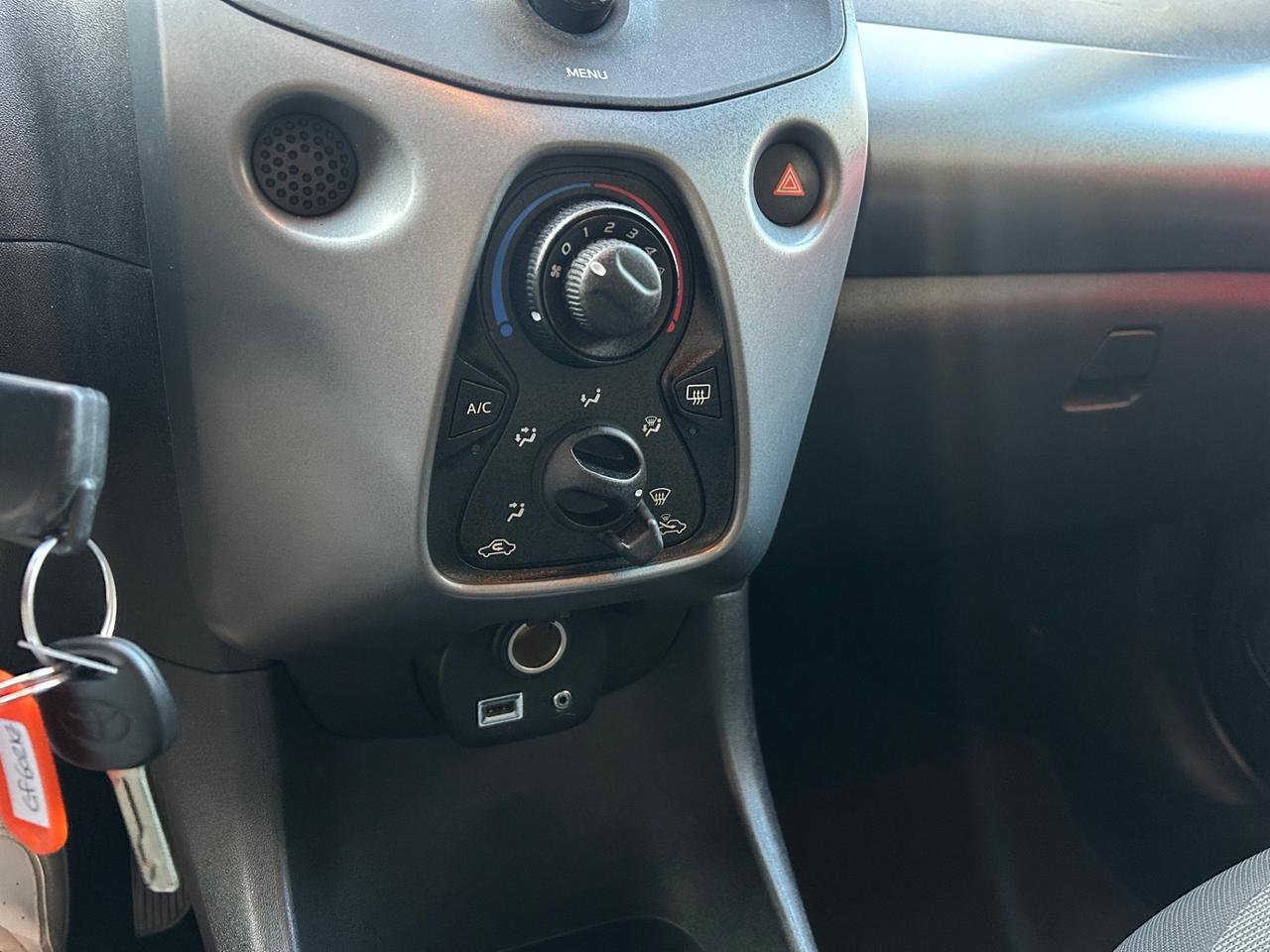 Toyota Aygo 1.0 72 CV 5p X-Clusive Red style EURO6 | 100.000km!!!