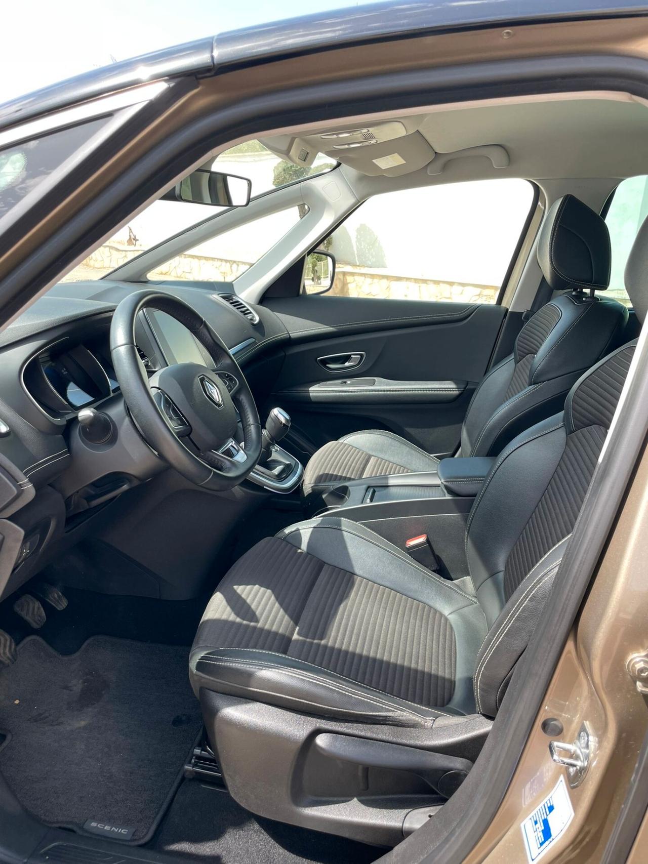 RENAULT GRAND SCENIC Blue dCi 120 CV Initiale Paris