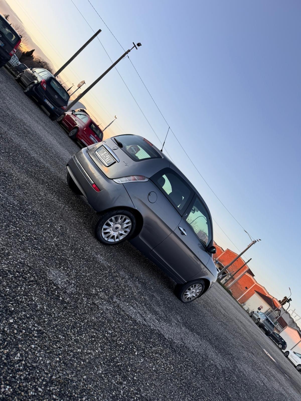 Lancia Ypsilon 1.3 MJT 75 CV Argento