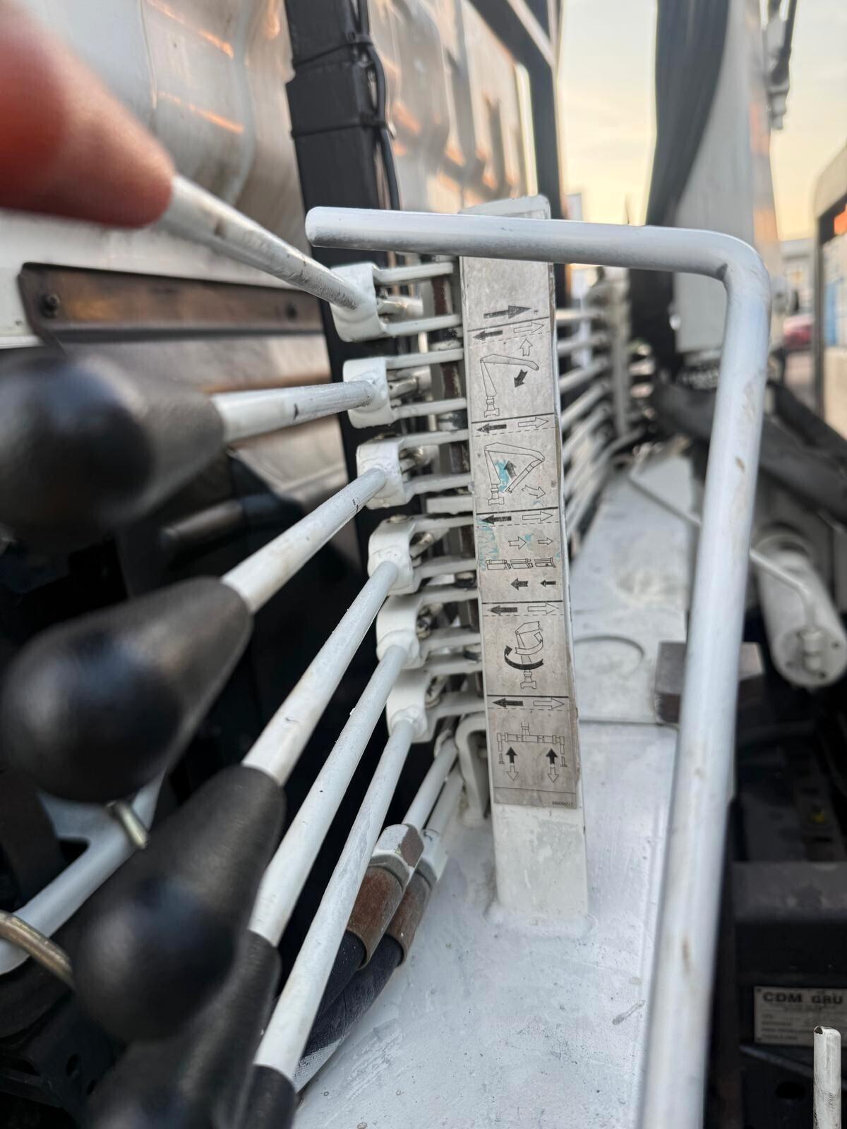 ISUZU NPR69L CON GRU BONFIGLIOLI