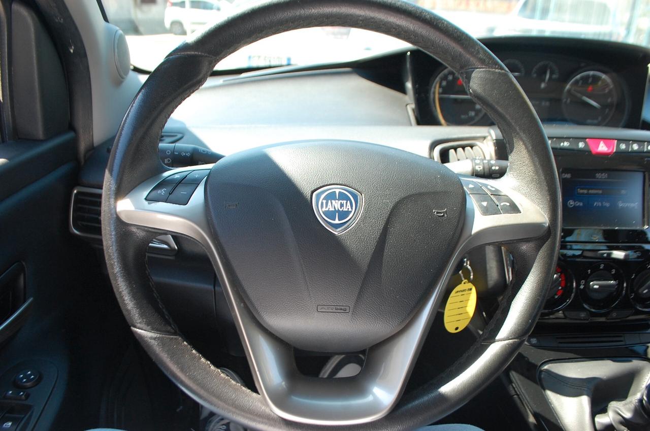 Lancia Ypsilon 1.0 firefly hybrid 70CV Gold S&S Uff Italy USB
