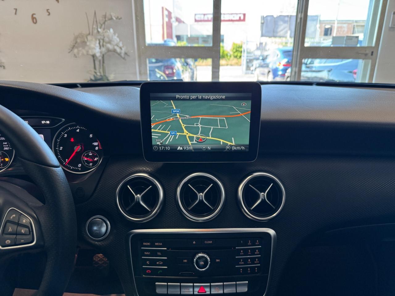 MERCEDES-BENZ A 180 d PREMIUM AMG - 2018