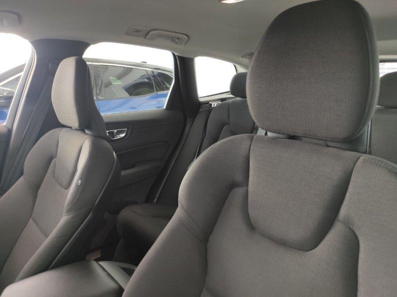 VOLVO XC60 (2017-->) - XC60 B4 Geartronic Momentum