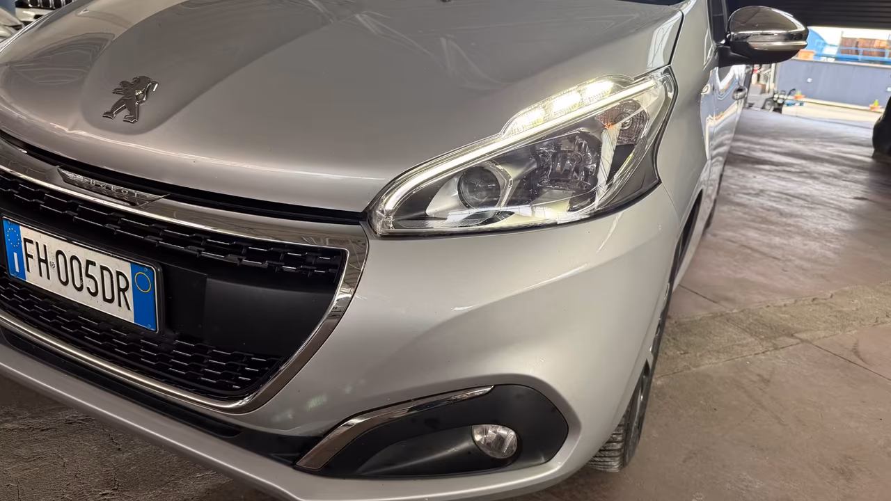 Peugeot 208 BlueHDi 100 5p. GT Line ICE White